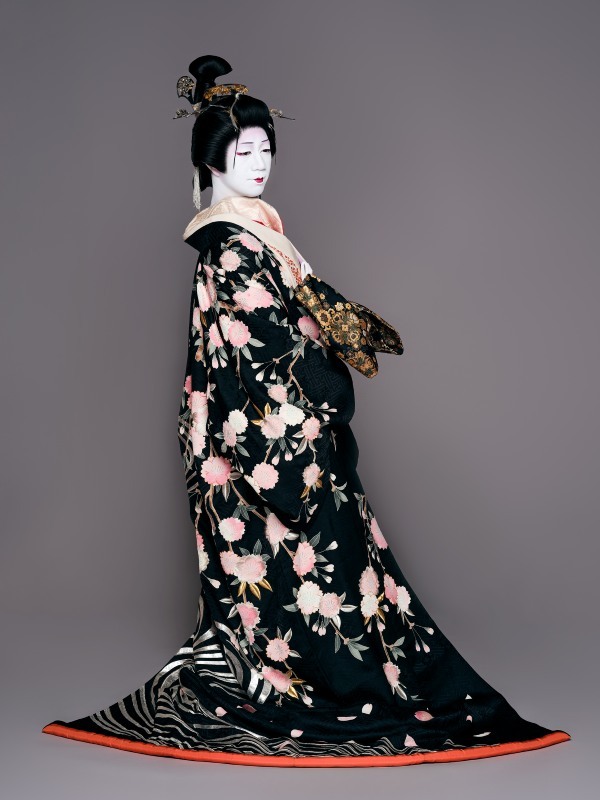 黒の打掛は2018年に自前で誂えた。図案は、初代吾妻徳穂の松山の衣裳を参考にしたという。 『二人椀久』撮影：岡本隆史