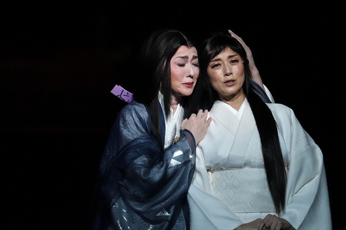 （左から）淀殿役　浅野ゆう子、お品役　高岡早紀 撮影＝こむらさき