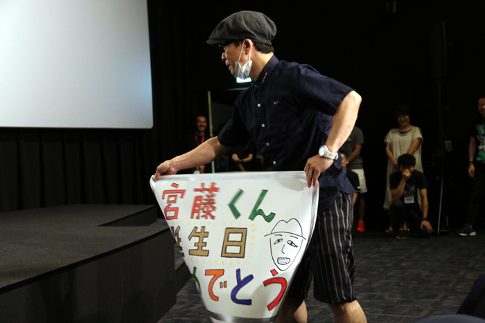 謎の男、ステージに乱入！
