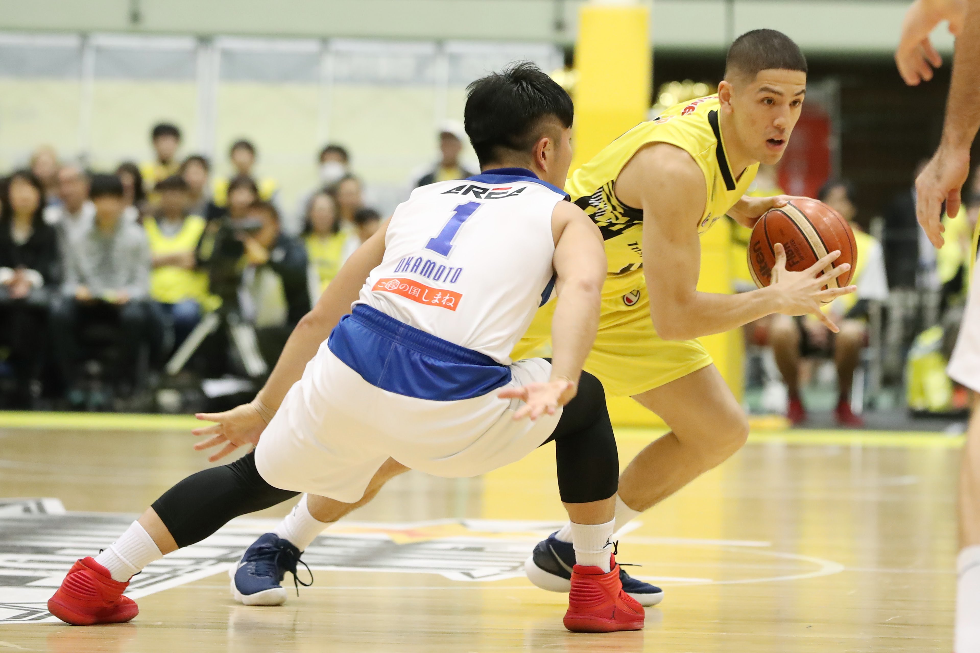 同級生の島根・岡本飛竜と対決するベンドラメ礼生選手 (C)SUNROCKERS SHIBUYA