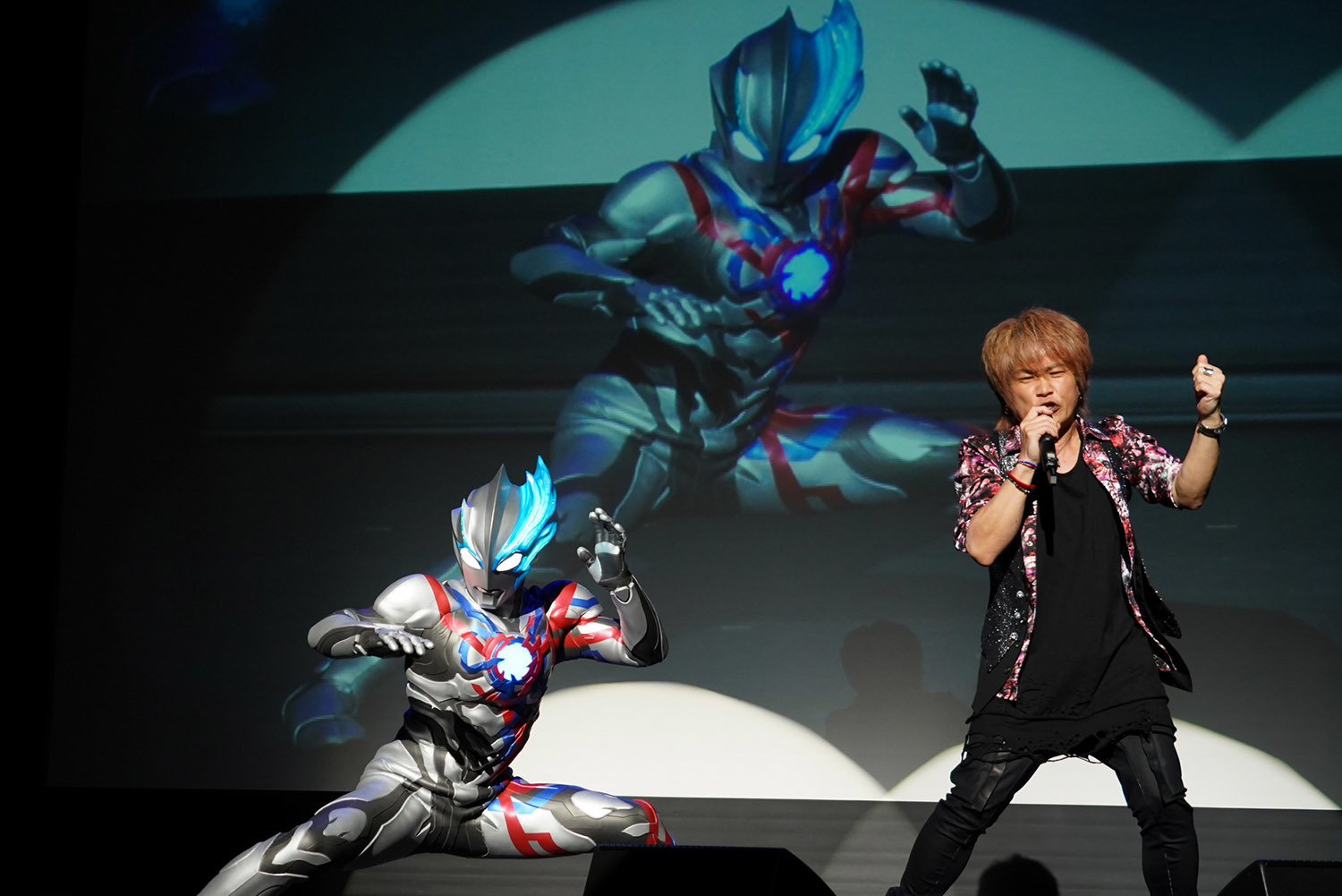 きただにひろしとウルトラマンブレーザー 撮影：斉藤直樹　（c）円谷プロ（c）ウルトラマンブレーザー製作委員会・テレビ東京
