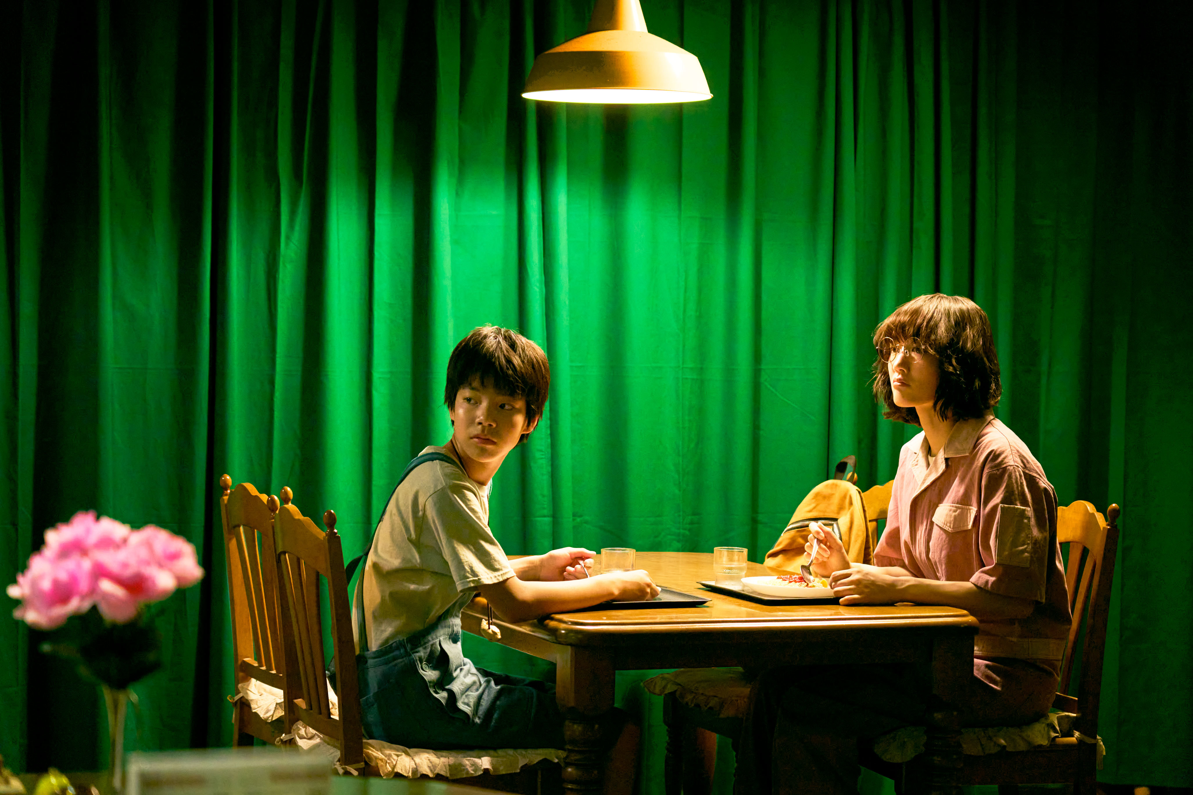 左から、大沢一菜、綾瀬はるか　映画『ルート29』 （C）2024「ルート29」製作委員会