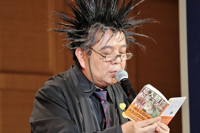 松尾スズキさんの本を朗読するケラさん
