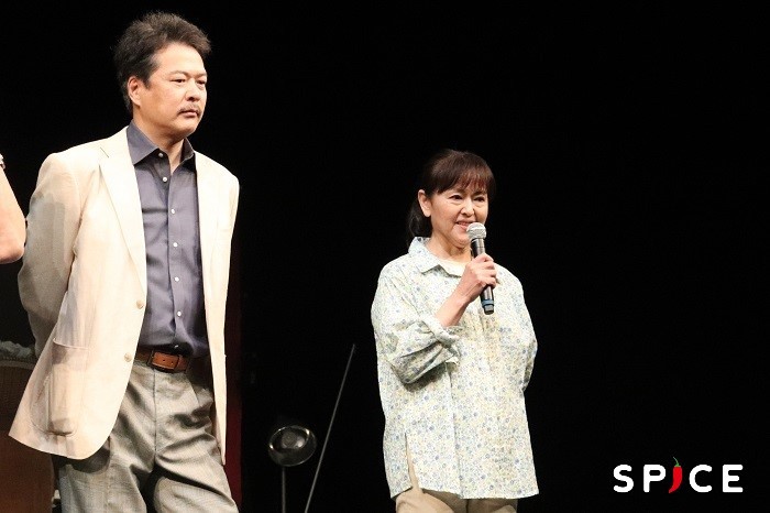 赤堀雅秋プロデュース『ケダモノ』初日前会見　（左から）田中哲司、あめくみちこ
