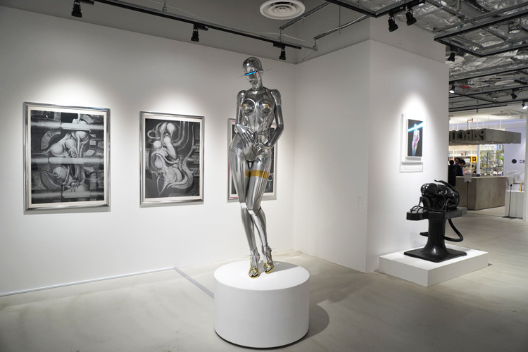 展示風景。中央の立体はHajime Sorayama《Sexy Robot life Size standing model_A》2015 (C)Hajime Sorayama