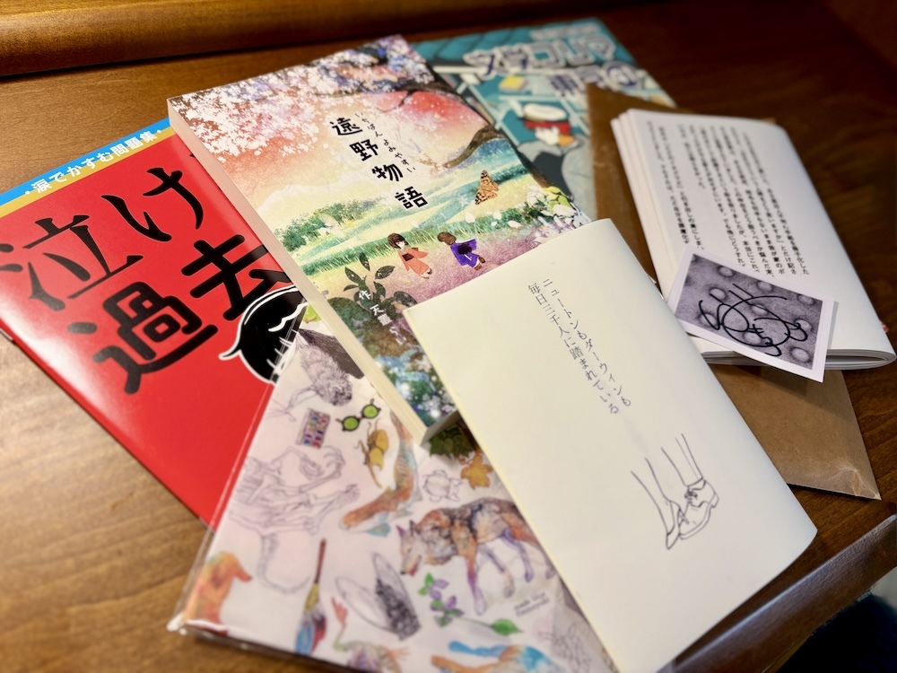 いちばん奥に見えるブルーの冊子は文学フリマの出店者カタログ。