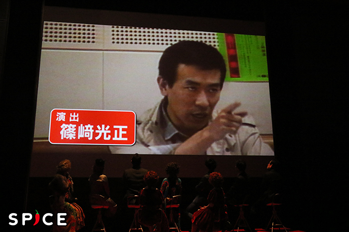 篠﨑が『アニー』演出を手掛けていた当時の映像も映し出された