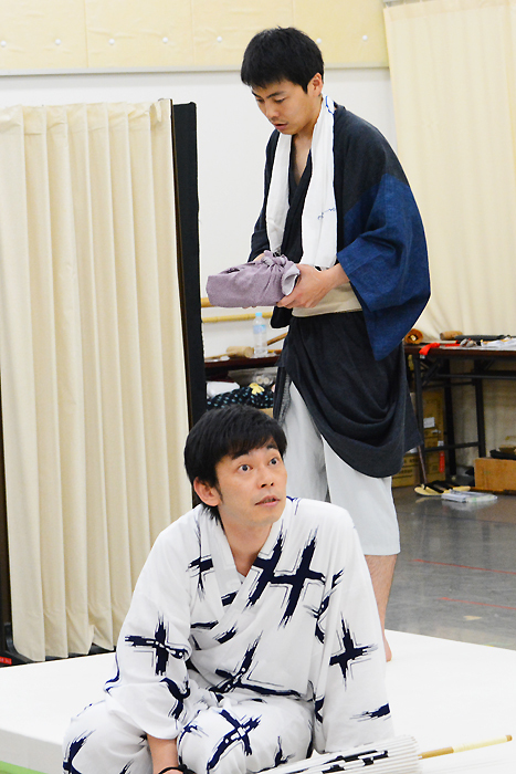 手前から岩田和浩、森岡龍 明後日プロデュースVol.2 芝居噺「名人長二」