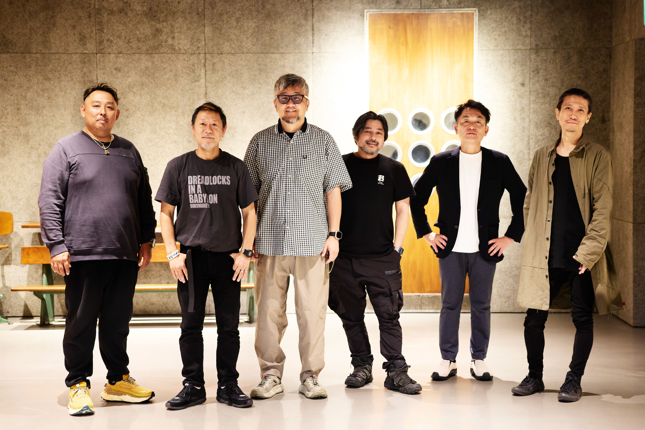 写真左から、加登屋和愛（ステージ照明）、西片明人（サウンドエンジニア）、倉橋慶治（コンサートプロモーター）、三吉ツカサ（カメラマン）、西村佳樹（ディレクター）、鎌倉良行（マネージャー）