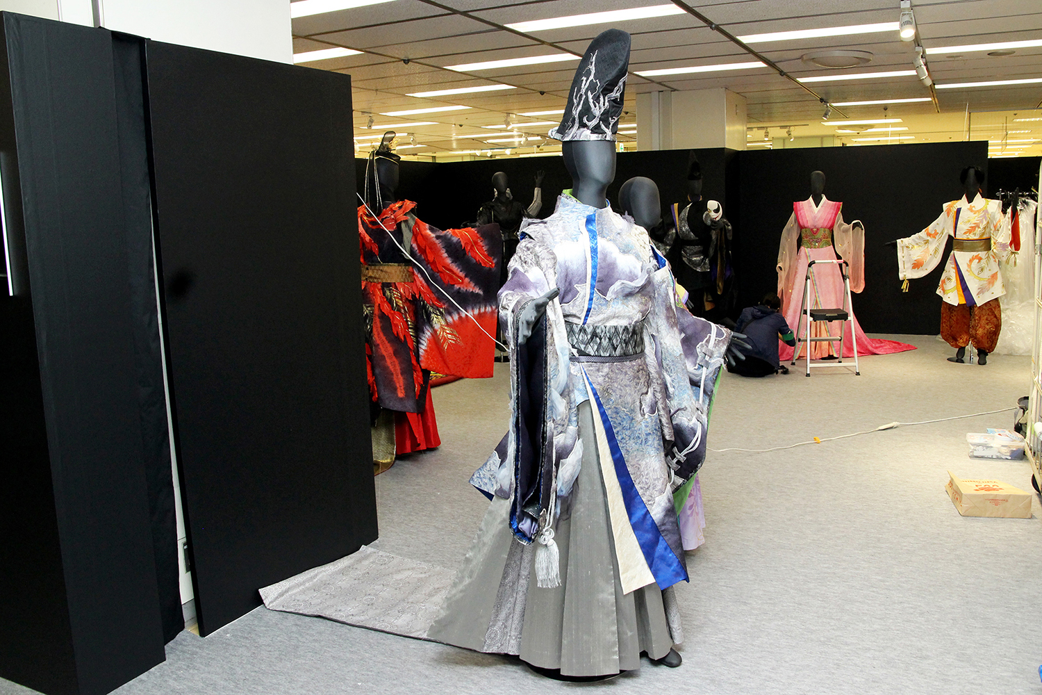 光源氏を演じた髙橋大輔の衣装。当日のステージでは裾の長さなどを調整している