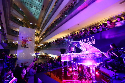 YOSHIKI、サプライズ演奏で3,400人を魅了！『VOGUE FASHION'S