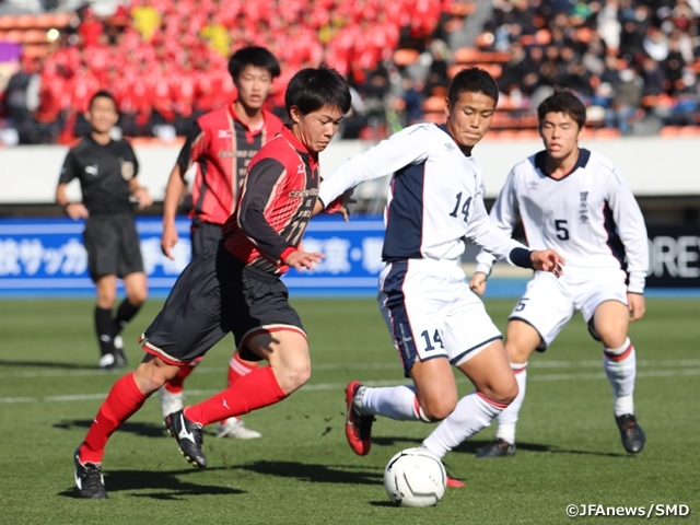 矢板中央（赤）が四日市中央工業（白）を2-0でやぶって4強進出を決めた (c)JFAnews/SMD