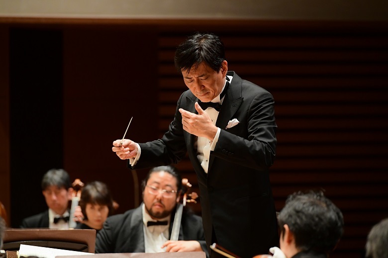 意欲的なプログラムに定評のある首席指揮者　藤岡幸夫 　 (c)HIKAWA