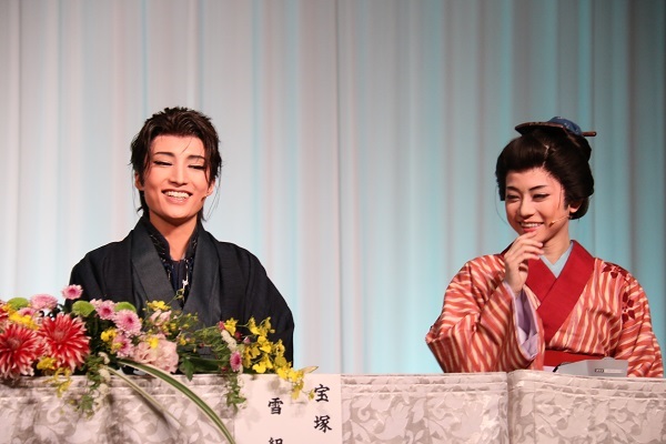 （左から）望海風斗、真彩希帆