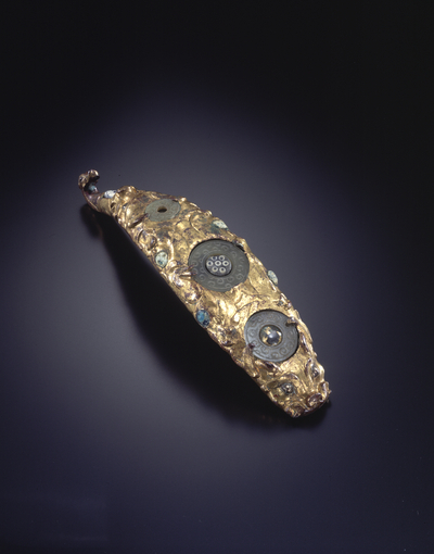 玉琉璃象嵌帯鉤　戦国時代（紀元前4～前3世紀）　中国 MIHO MUSEUM