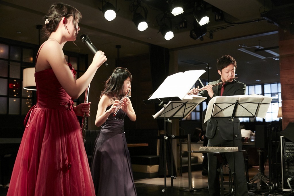 2人が演奏、1人が語り手に