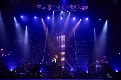 郷ひろみ ミラノ座 ドーム型クリスマスライト 郷ひろみ×様々なパフォーマーたちの豪華絢爛なショーが開幕
