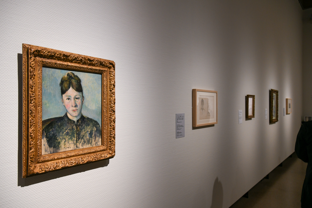 手前：ポール・セザンヌ《セザンヌ夫人の肖像》1885-86年頃 ベルリン国立ベルクグリューン美術館、ベルクグリューン家より寄託