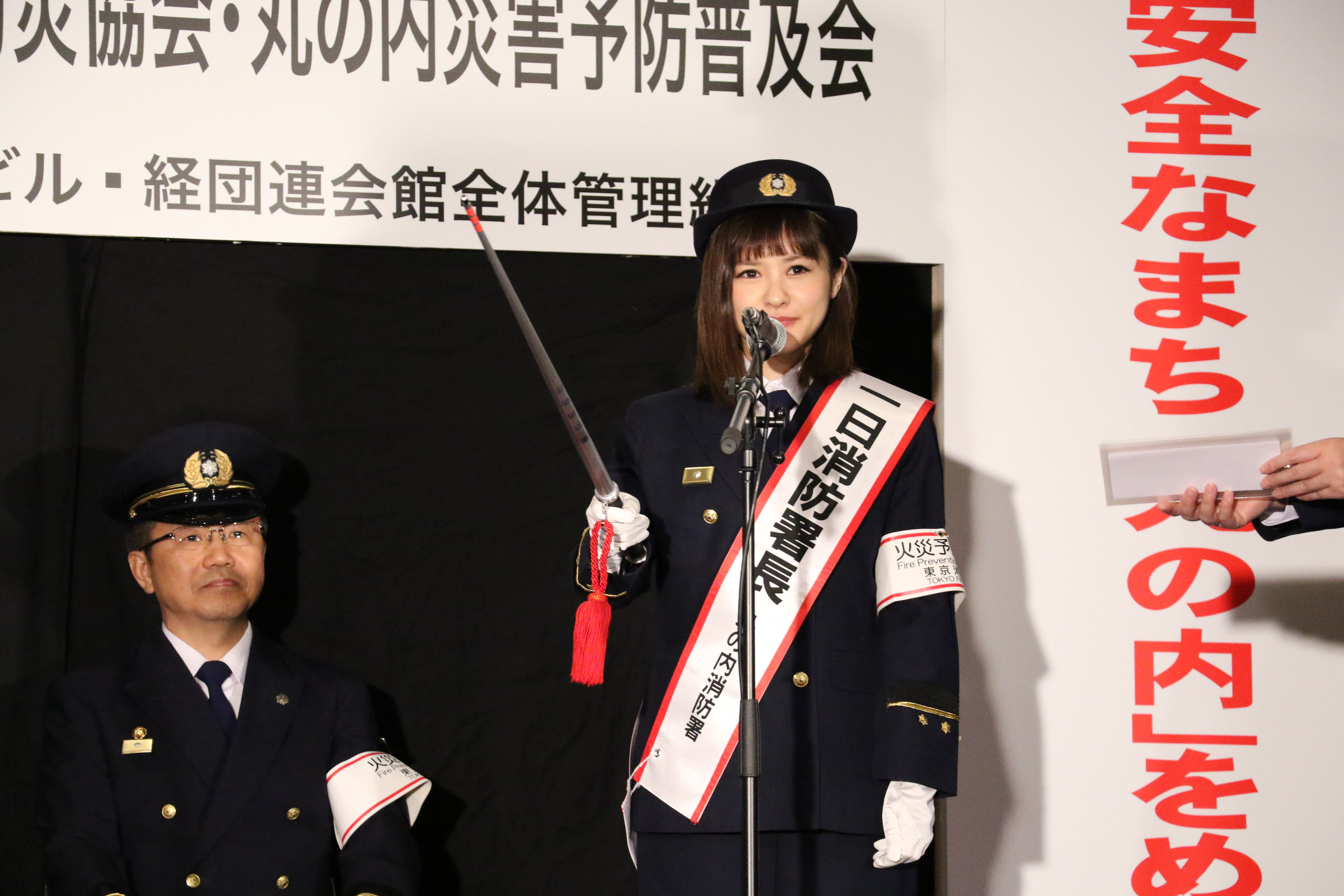 AED訓練の指揮をとる昆夏美