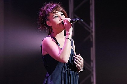 ZAZ、約3年振りの来日ツアーがスタート　「パリのためのともしびを」