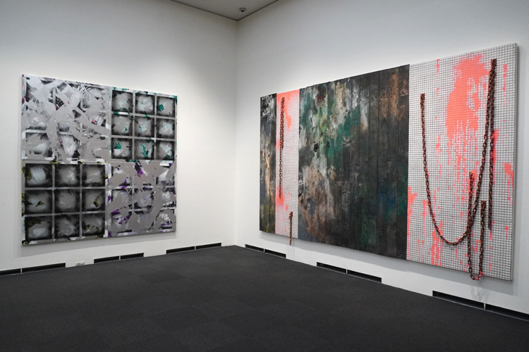 左：武藤江美奈《5 paintings》油彩・ラッカースプレー・合成樹脂塗料、綿布