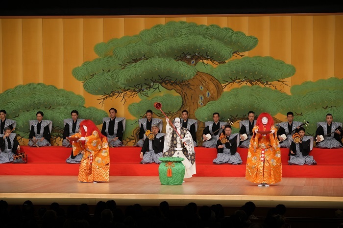 第三部『猩々』（左より）猩々=中村勘九郎、酒売り=中村種之助、猩々=尾上松緑 ／(C)松竹