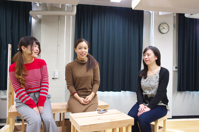 右からペヤンヌマキ、安藤玉恵、浅井智佳子 撮影：曳野若菜