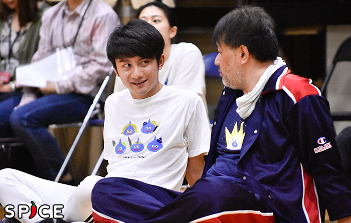 休憩中の勇者役・松浦司とヤンガス役・田尻茂一 （撮影＝原地達浩）