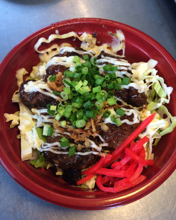 沖縄炙りスペアリブ丼 800円（いかり屋）…ソーキ肉の中でも希少部位である軟骨を使用した、骨まで柔らかく食べられるスペアリブ丼