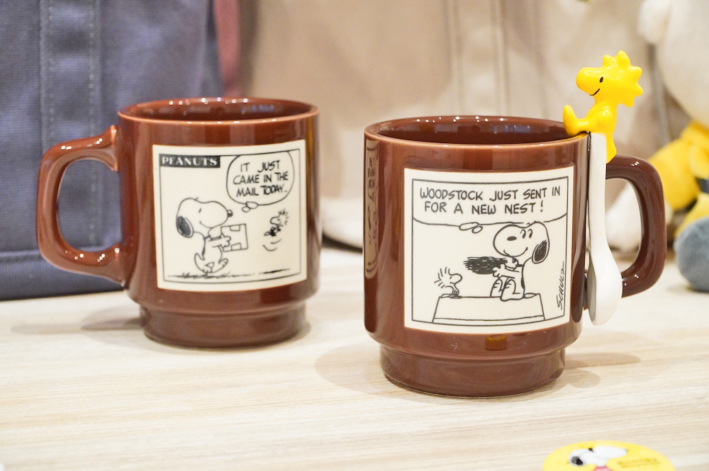 マグカップ（チョコレート色）税込1,870円、陶製スプーン（スマイル）税込1,180円