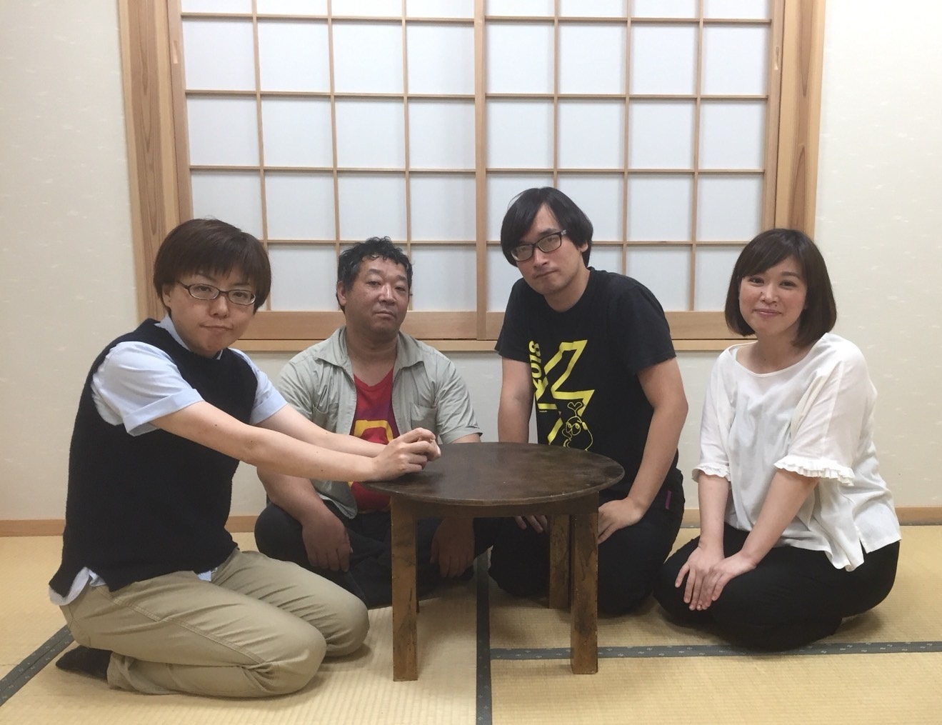 『隣にいても一人』メイン出演者。（左から）椎葉みず穂、平野浩治、大迫旭洋、松本麻衣子 ［写真提供］雨傘屋
