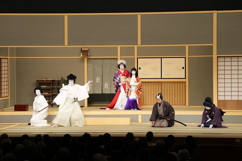 昼の部『菅原伝授手習鑑 寺子屋』（左より）千代=中村時蔵、松王丸=八代目尾上菊五郎、園生の前=中村魁春、武部源蔵=片岡愛之助、戸浪=中村雀右衛門 ／(C)松竹