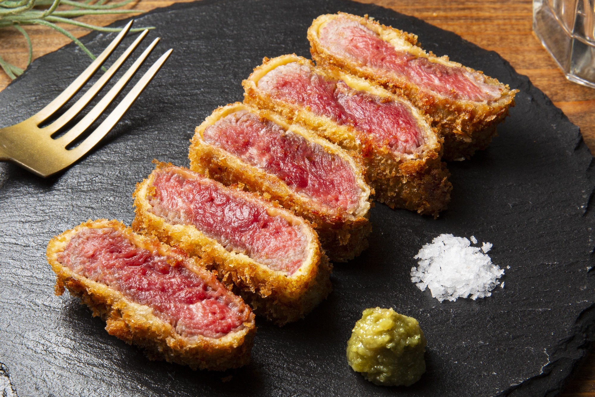 低温の油でゆっくり加熱して少し寝かせて均一に火を通すことで、肉の旨みが口いっぱいに。