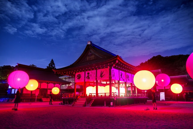 呼応する球体 – 下鴨神社 糺の森 / Resonating Spheres – Forest of Tadasu at Shimogamo Shrine   teamLab, 2016, Interactive Installation, Endless, Sound: Hideaki Takahashi