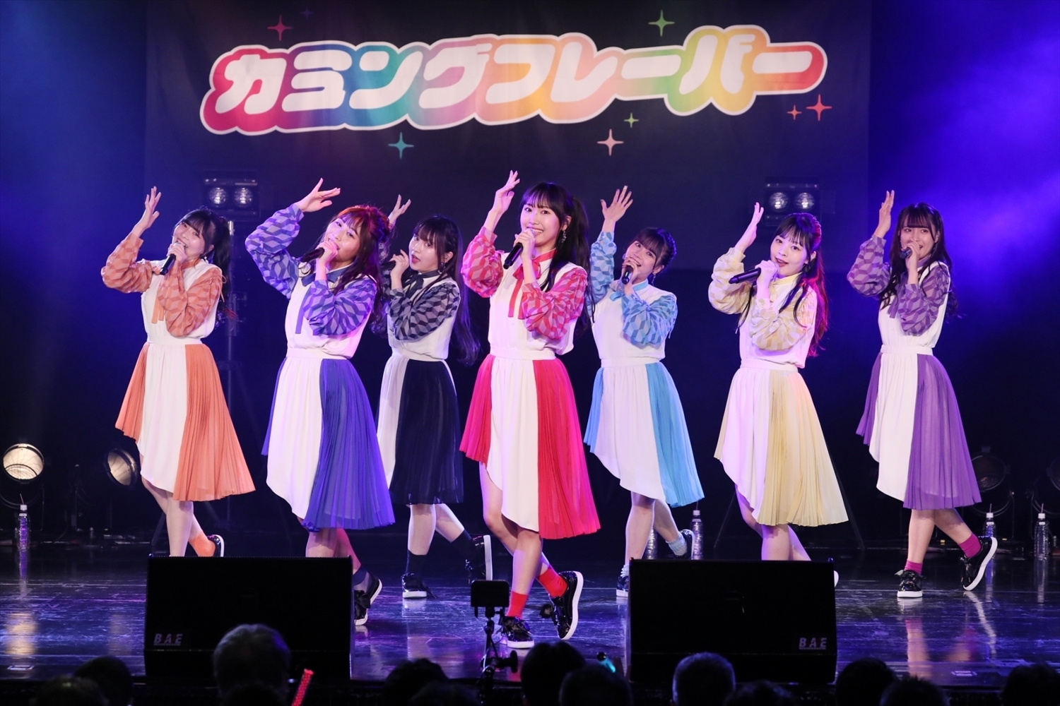 前列左からHINANO(青)、MIYO(赤) 後列左からENA(橙)、KIMIE(黒)、MIZUKI(水色)、YU-KI(黄)、AIRI(紫) (C)2021 Zest, inc.