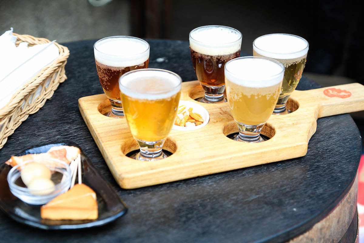 ちょっとずつ5種類のビールを味わう