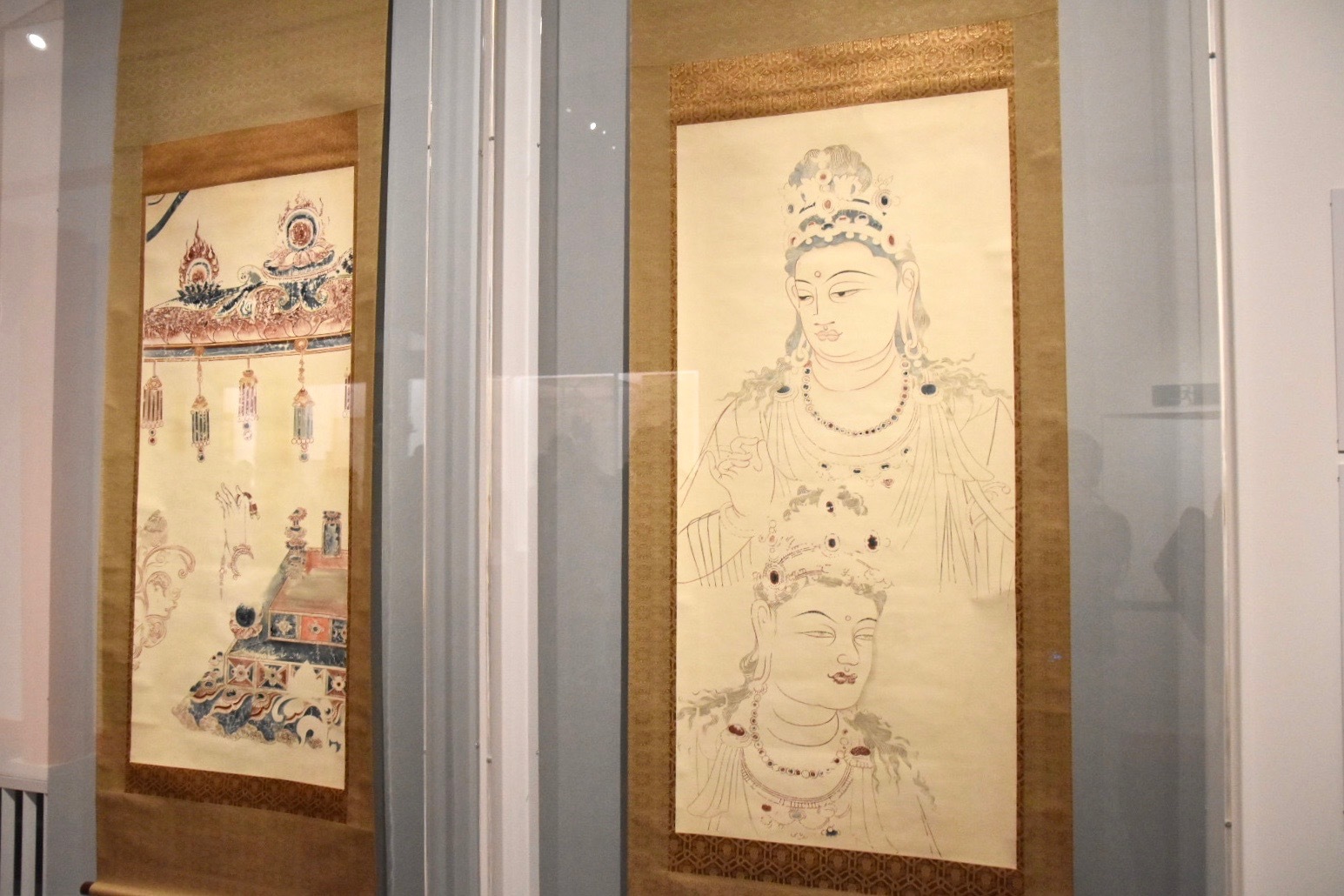 右：法隆寺金堂壁画（模本）第11号壁　普賢菩薩像　部分　第8号壁　文殊菩薩像　部分　鈴木空如模　大正〜昭和時代（20世紀）　大仙市蔵、