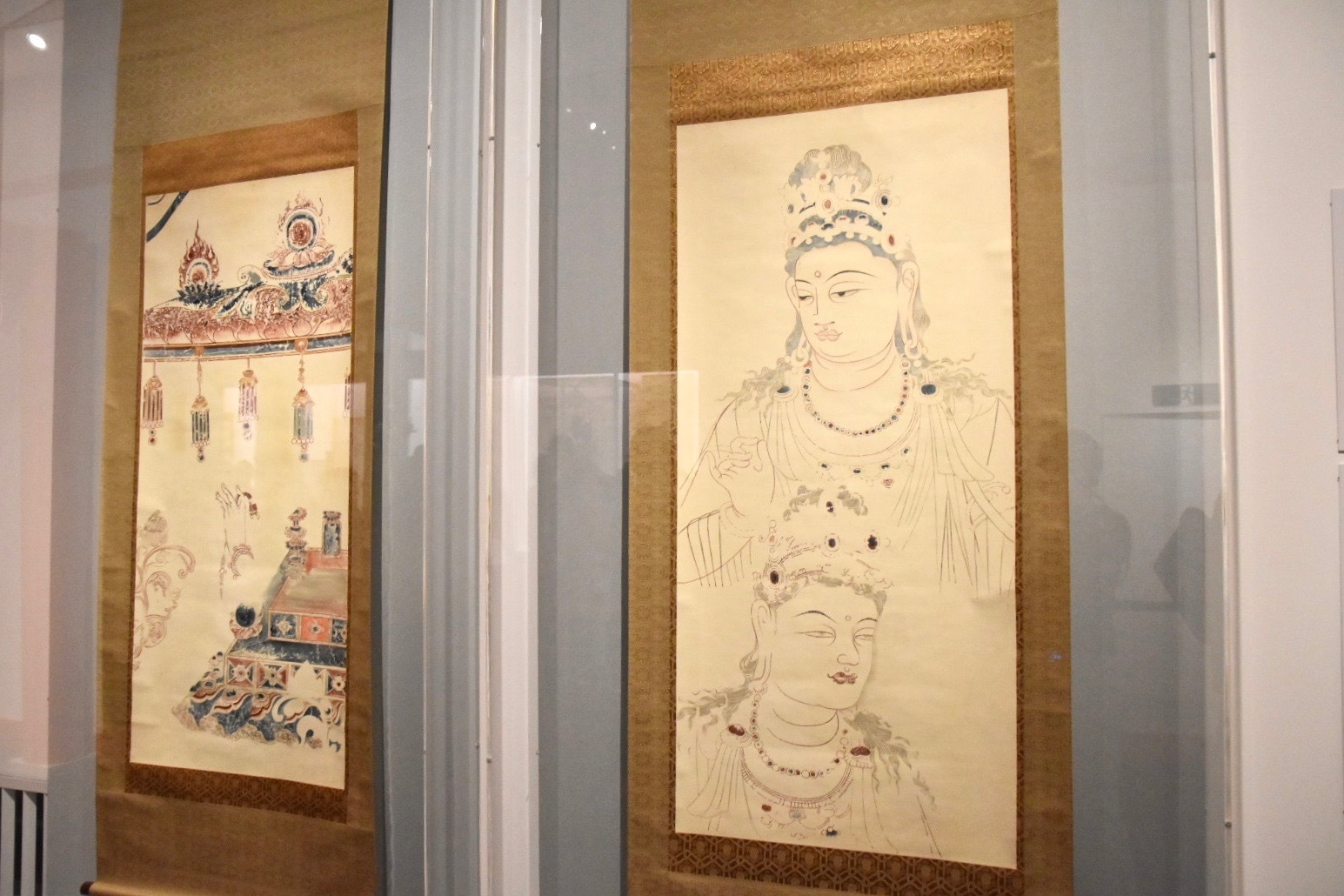 右：法隆寺金堂壁画（模本）第11号壁　普賢菩薩像　部分　第8号壁　文殊菩薩像　部分　鈴木空如模　大正〜昭和時代（20世紀）　大仙市蔵、 左奥：法隆寺金堂壁画（模本）第2号壁　菩薩半跏像　部分　第10号壁　薬師浄土図　部分　第1号壁　釈迦浄土図　部分　鈴木空如模　大正〜昭和時代（20世紀）　大仙市蔵