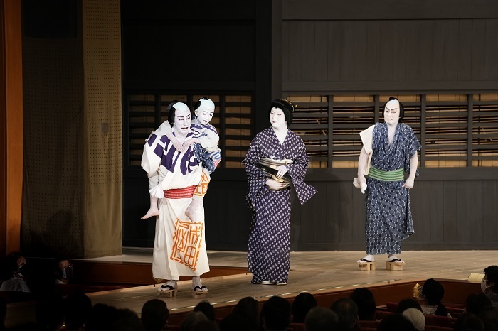 第二部『夏祭浪花鑑』（左より）団七九郎兵衛=市川海老蔵、伜市松=堀越勸玄、お梶=中村児太郎、一寸徳兵衛=市川右團次 ／(C)松竹