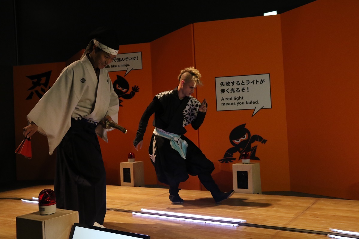 徳川家康と服部半蔵忍者隊『The NINJA -忍者ってナンジャ!?-』忍び足修行