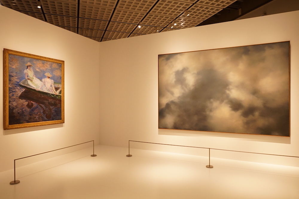『国立西洋美術館リニューアルオープン記念　自然と人のダイアローグ　フリードリヒ、モネ、ゴッホからリヒターまで』 左：クロード・モネ《舟遊び》1887年頃 国立西洋美術館 松方コレクション、右：ゲルハルト・リヒター《雲》1970年 フォルクヴァング美術館