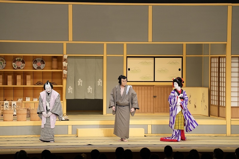 第二部『義経千本桜』「すし屋」（左より）弥助実は三位中将維盛=中村萬壽、いがみの権太=尾上松緑、娘お里=尾上左近 ／(C)松竹
