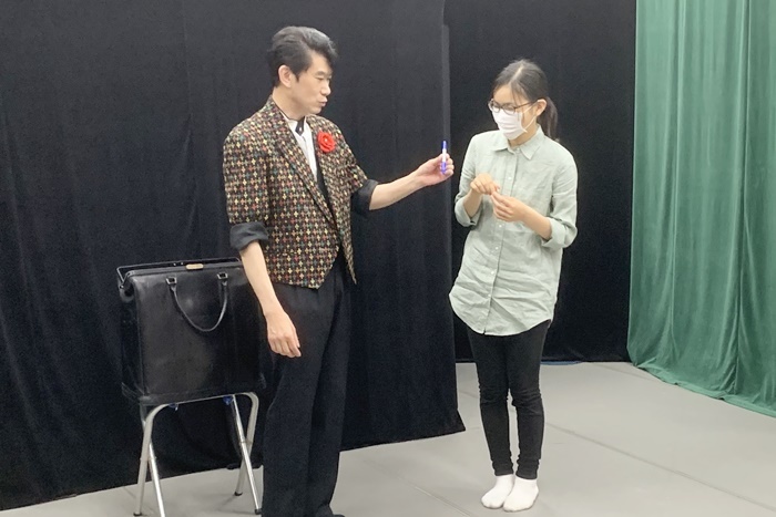 「劇団　天白月夜」に出演する、マジシャンの太田ひろし（左）。