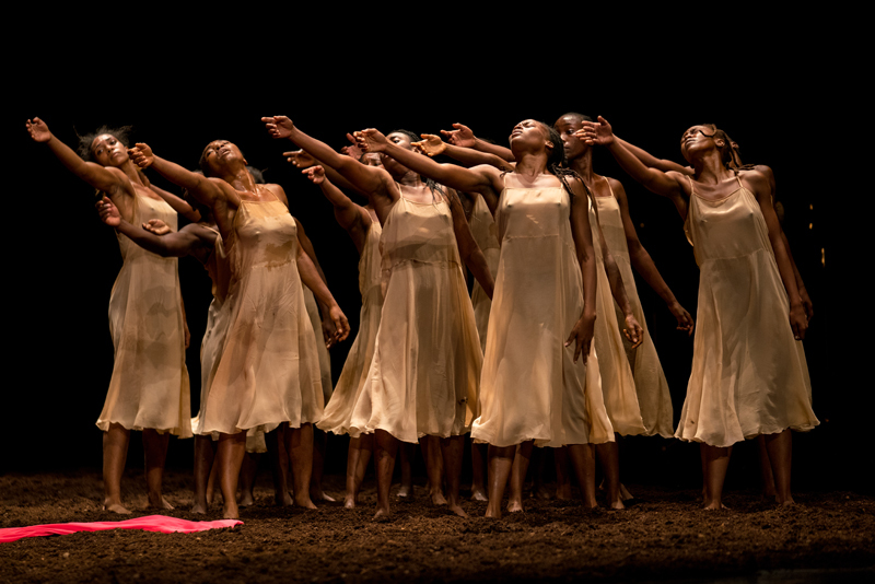 ピナ・バウシュ『春の祭典』舞台写真 　Photo by Maarten-Vanden-Abeele ©Pina Bausch Foundation