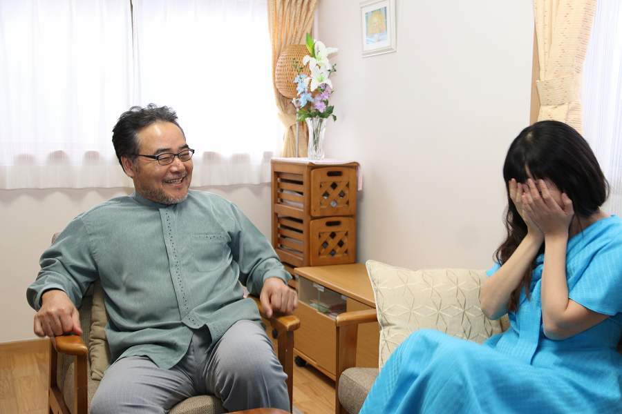稽古の激しさに思わず顔を覆う麻生久美子と、それを楽しんでいるような岩松了