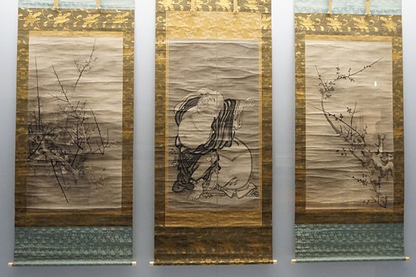 雪村周継《欠伸布袋・紅白梅図》（茨城県立歴史館蔵、3月28日~5月21日展示）