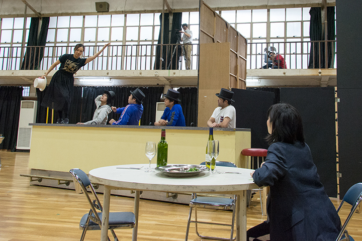 左より）清野友香莉（ツェルビネッタ）、近藤圭（ハルレキン）、伊藤達人（ブリゲッラ）、吉田連（スカラムッチョ）、松井永太郎（トゥルファルデン）、杉山由紀（作曲家）