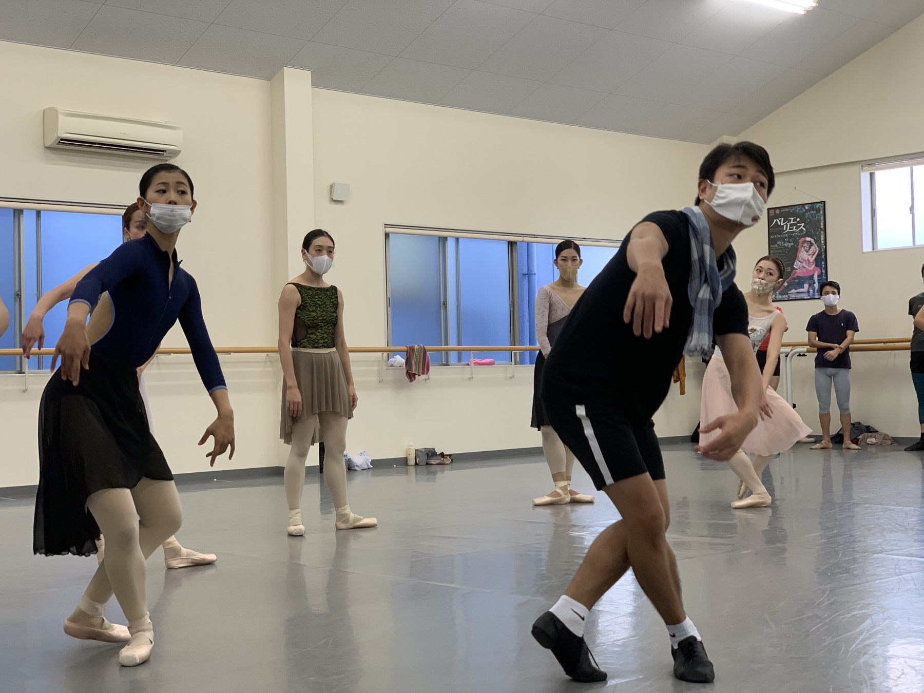 Ballet Company West Japan 第2回公演『ジゼル』リハーサル　手前は演出・振付の山本康介