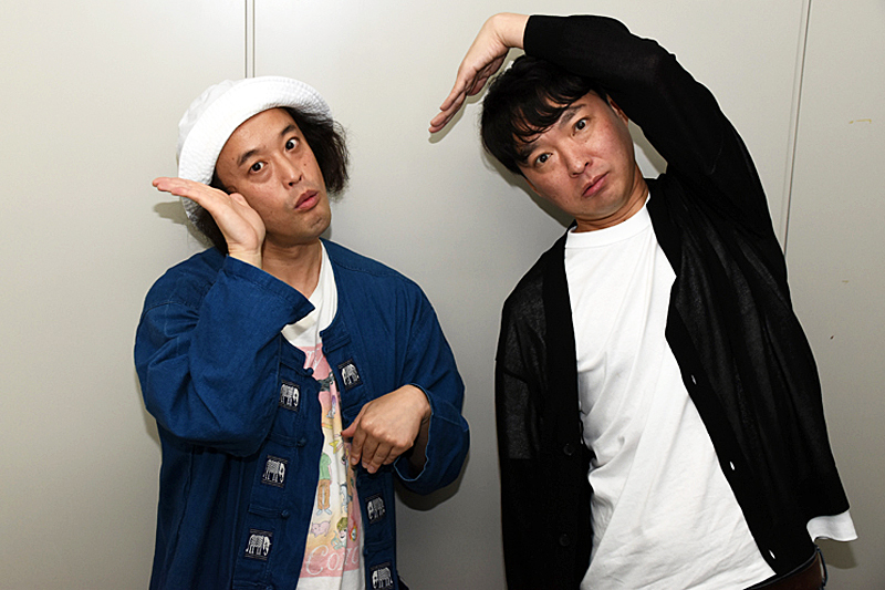 『鮎』を表現しているエレキコミックの2人