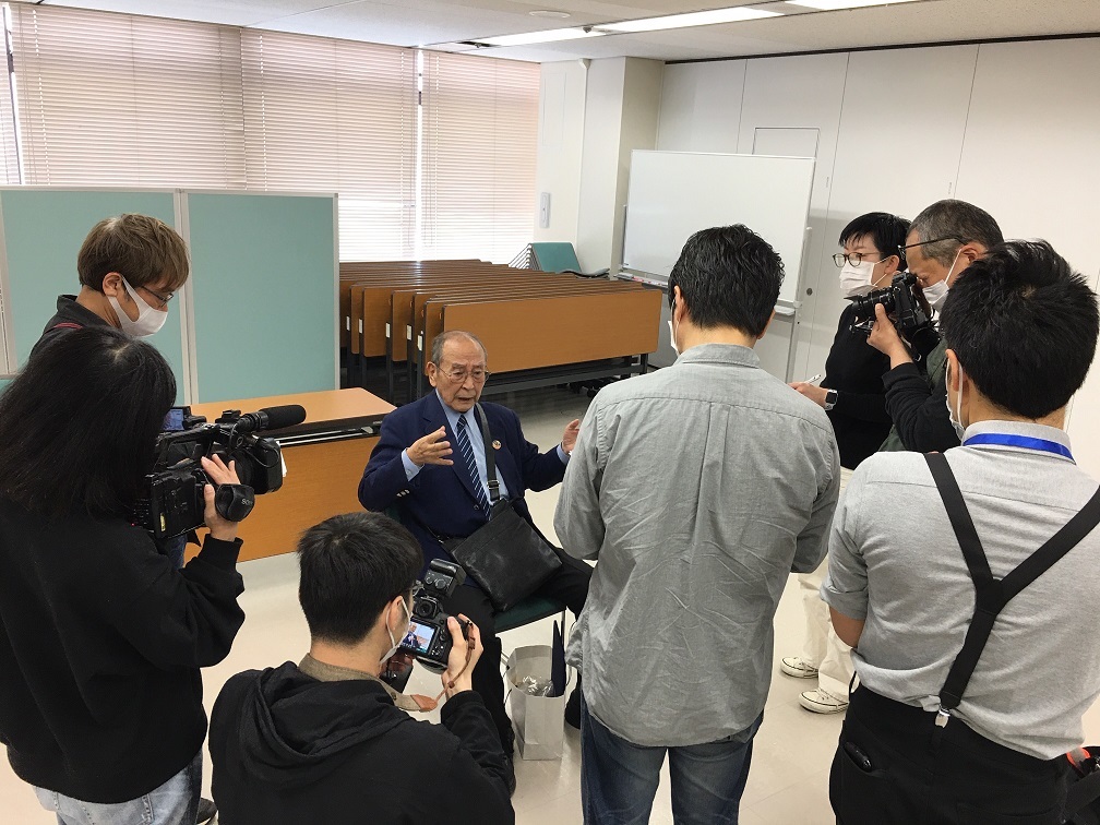 記者団の囲み取材で、新間代表理事は初代タイガーマスクの病状を説明